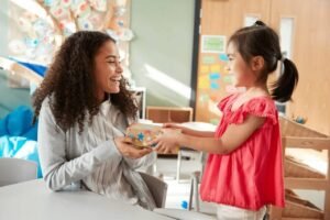 Precisa de lembrancinhas para os alunos? Confira 18 opções